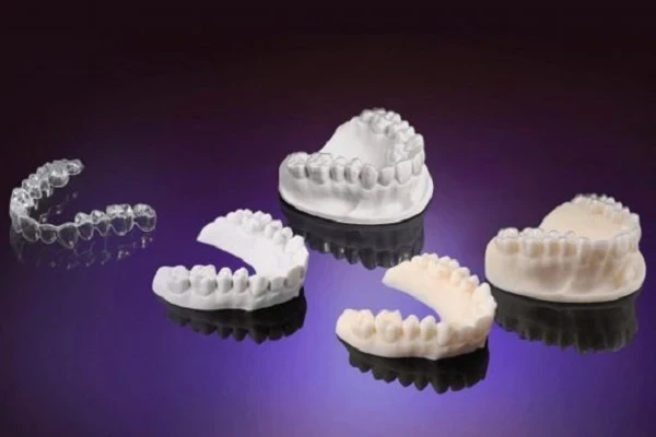 Mehrere 3D-gedruckte Dentalmodelle.